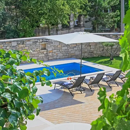 Holiday home Maria Tereza, Exquisite Villa, Massage Pool In A Gorgeous Garden Tomisici