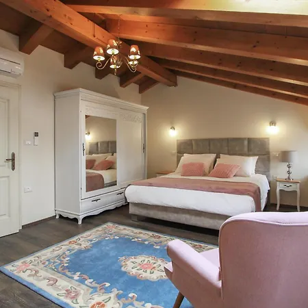 Holiday home Maria Tereza, Exquisite Villa, Massage Pool In A Gorgeous Garden
