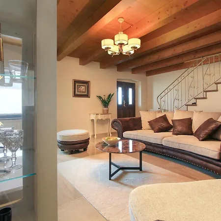 Holiday home Maria Tereza, Exquisite Villa, Massage Pool In A Gorgeous Garden Tomisici