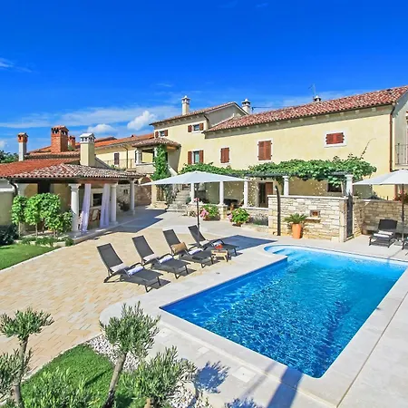 Holiday home Maria Tereza, Exquisite Villa, Massage Pool In A Gorgeous Garden Tomisici