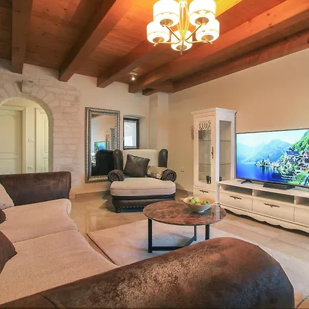 Maria Tereza, Exquisite Villa, Massage Pool In A Gorgeous Garden Vikendica