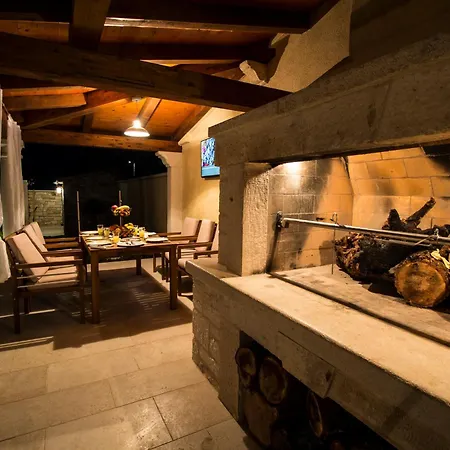 Vikendica Maria Tereza, Exquisite Villa, Massage Pool In A Gorgeous Garden Tomisici